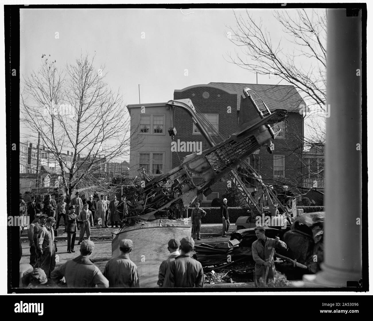 Deux tués dans l'Armée de D.C. accident d'avion. Washington, D.C., 9 novembre. Deux circulaires de l'armée américaine--Lieut. Le Colonel Leslie, MacDill, Corps du personnel général. Officier, et d'une salle Joseph G., Gloxner ont été brûlés à mort aujourd'hui à la pire tragédie aérienne dans l'histoire de la capitale lorsque leur avion s'est écrasé dans la rue à Anacostia, à une courte distance de Bolling Champ. Trois automobiles ont été détruit dans l'accident. Le colonel pilotait l'avion MacDill, 11/9/38 Banque D'Images