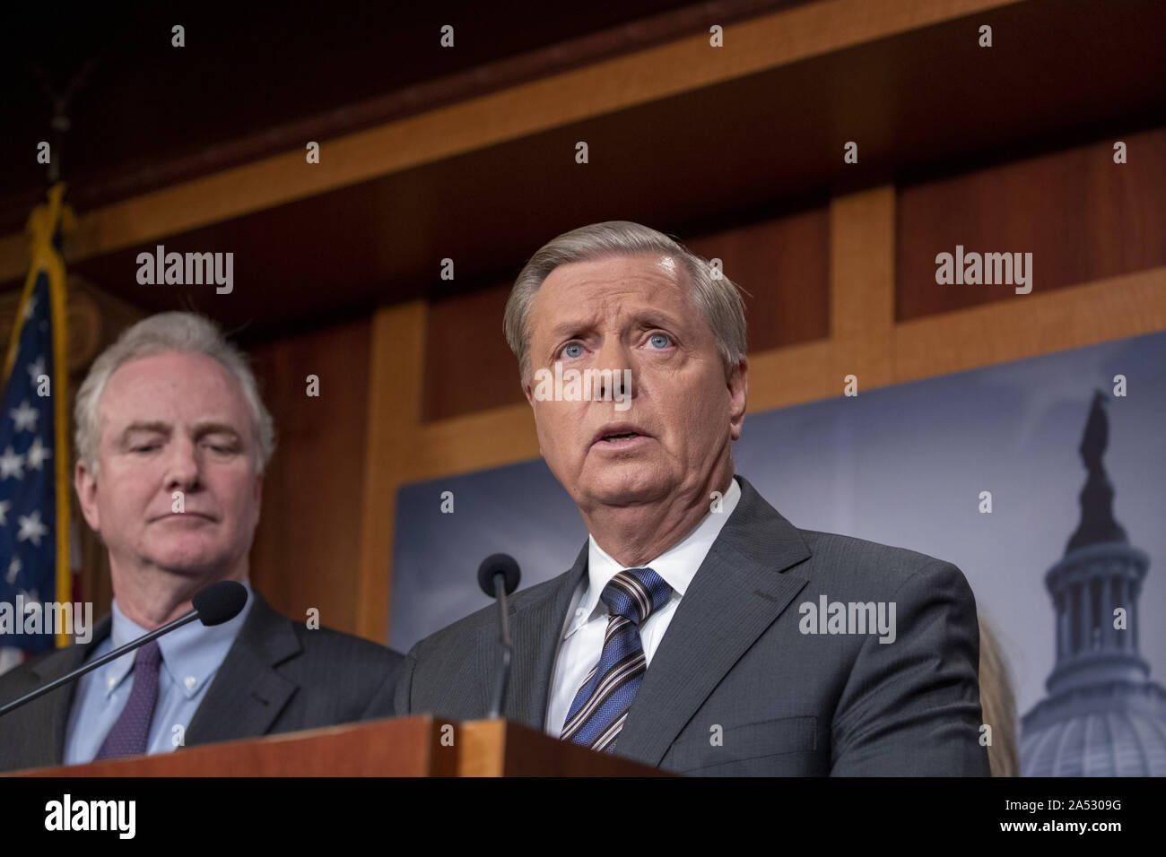 Washington, United States. 17 Oct, 2019. Président judiciaire du Sénat Lindsey Graham (R-SC) prend la parole à une conférence de presse sur la sanction judiciaire du sénat sur les responsables turcs en réponse à leur incursion dans le nord de l'entreprise s sur la colline du Capitole à Washington, DC le vendredi 4 octobre 2019. Photo par Tasos Katopodis/UPI UPI : Crédit/Alamy Live News Banque D'Images