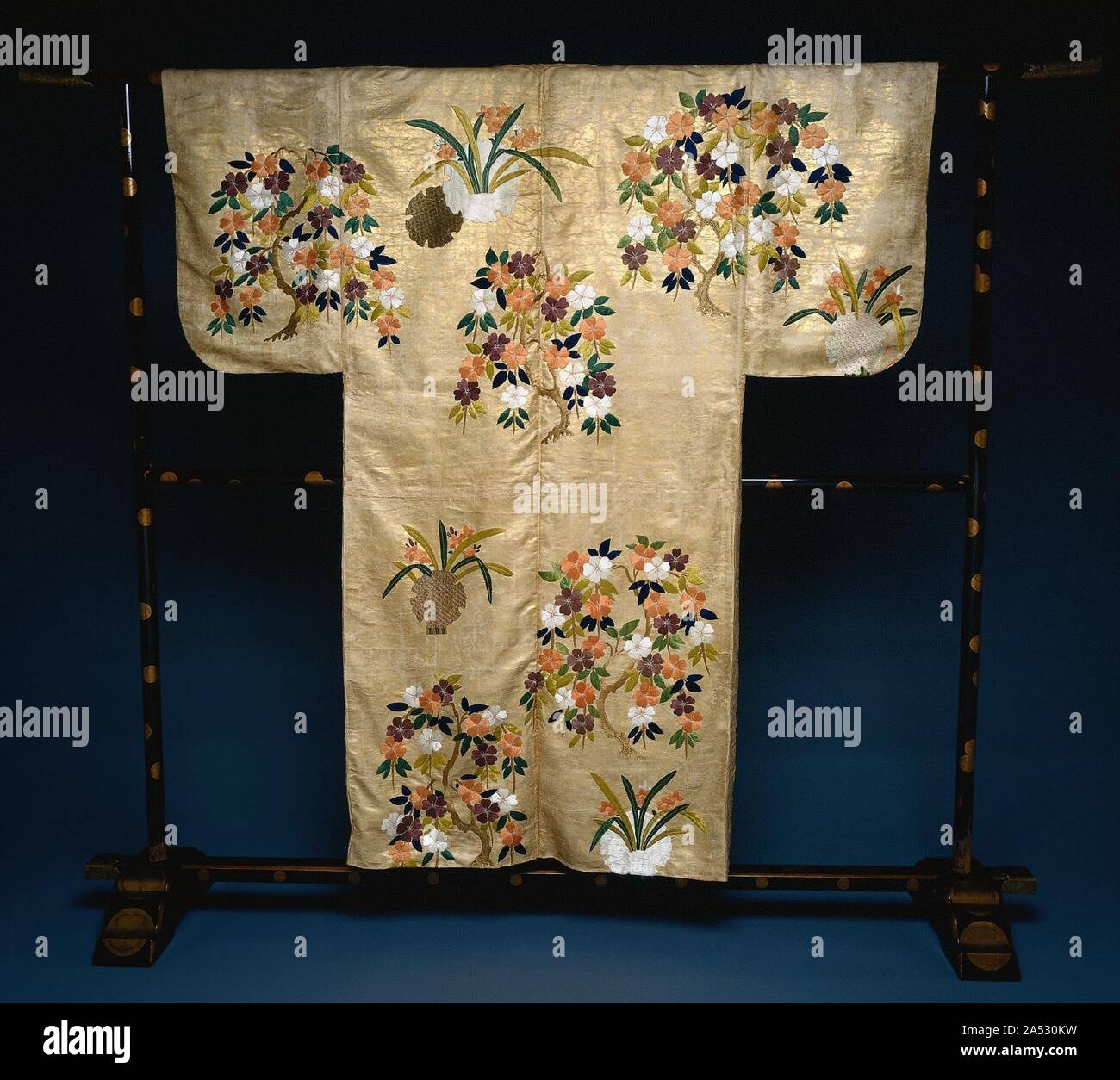 Pas de costume (Nuihaku) avec la floraison des arbres et fleurs, 1675-99. Cette magnifique robe a été un costume conçu spécifiquement pour les représentations de théâtre nô au Japon. Durant les années 1300 Originaire de gens simples joue, le Noh drama a évolué vers des présentations officielles de rituel, théâtre, danse, musique et effectué dans les tribunaux et les sanctuaires de la noblesse. Histoires ont été tirés de diverses sources&# x2014;mythes, légendes, poèmes et prose&# x2014;de nombreux datant de la période médiévale. Parce qu'une grande importance a été accordée à la subtilité et l'élégance, parcelles avaient tendance à être minime. Homme ou femme Banque D'Images