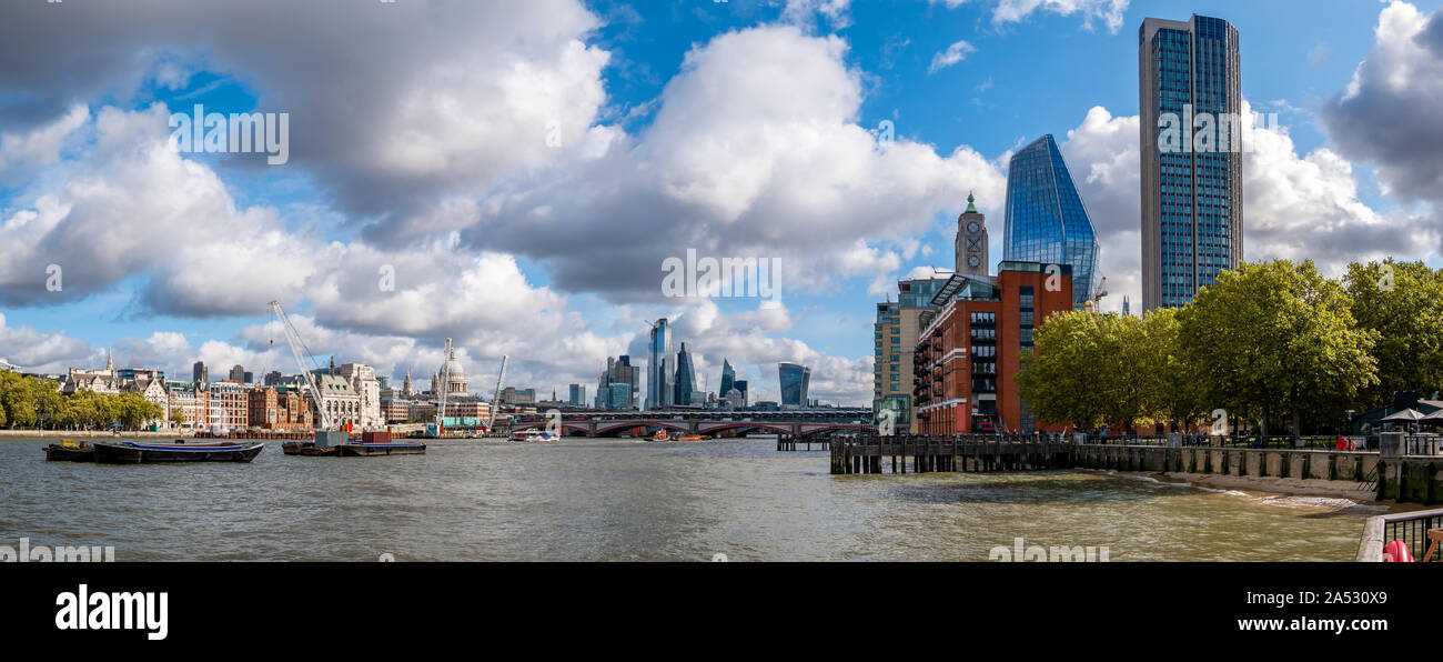 Vue panoramique sur la ville de Londres, quartier financier, par beau temps Banque D'Images