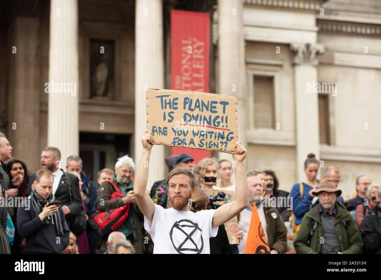 Londres, Royaume-Uni. 16 octobre 2019. Extinction des manifestants de la rébellion vus sur Trafalgar Square. Credit: Joe Kuis / Alamy News Banque D'Images