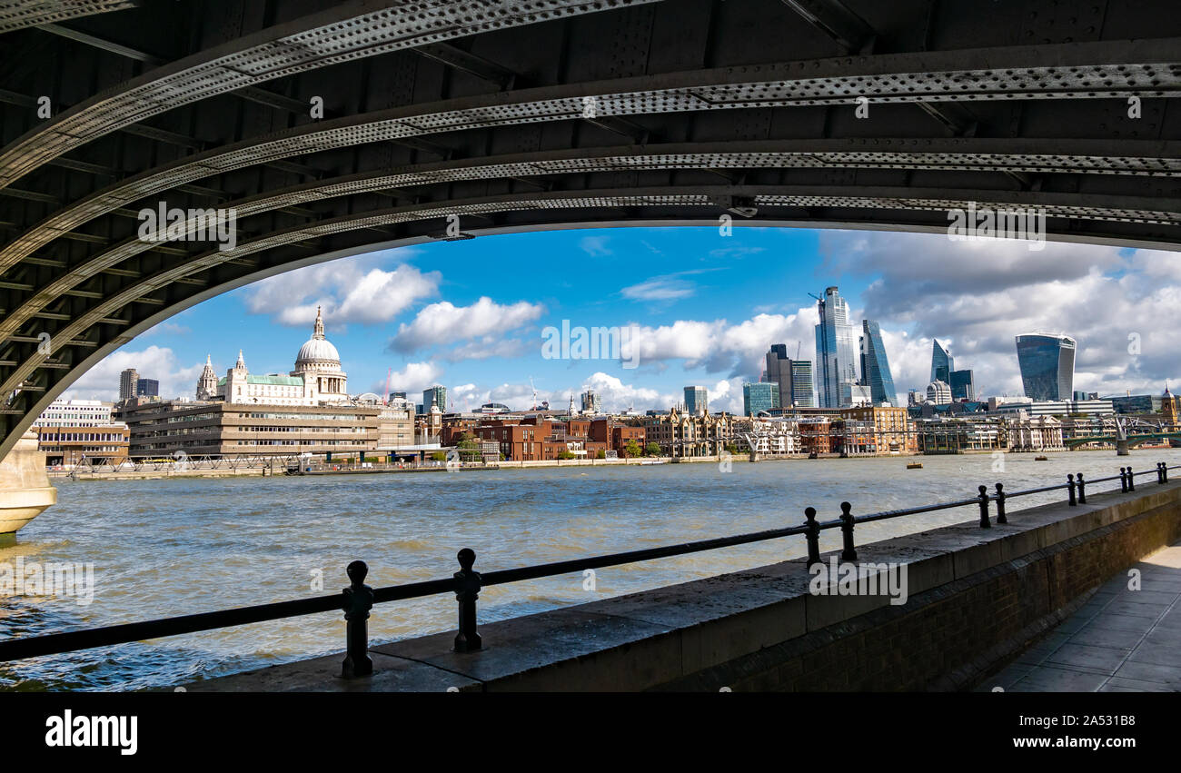 Vue panoramique sur les sites célèbres sur la rivière Thames à London, Royaume-Uni Banque D'Images