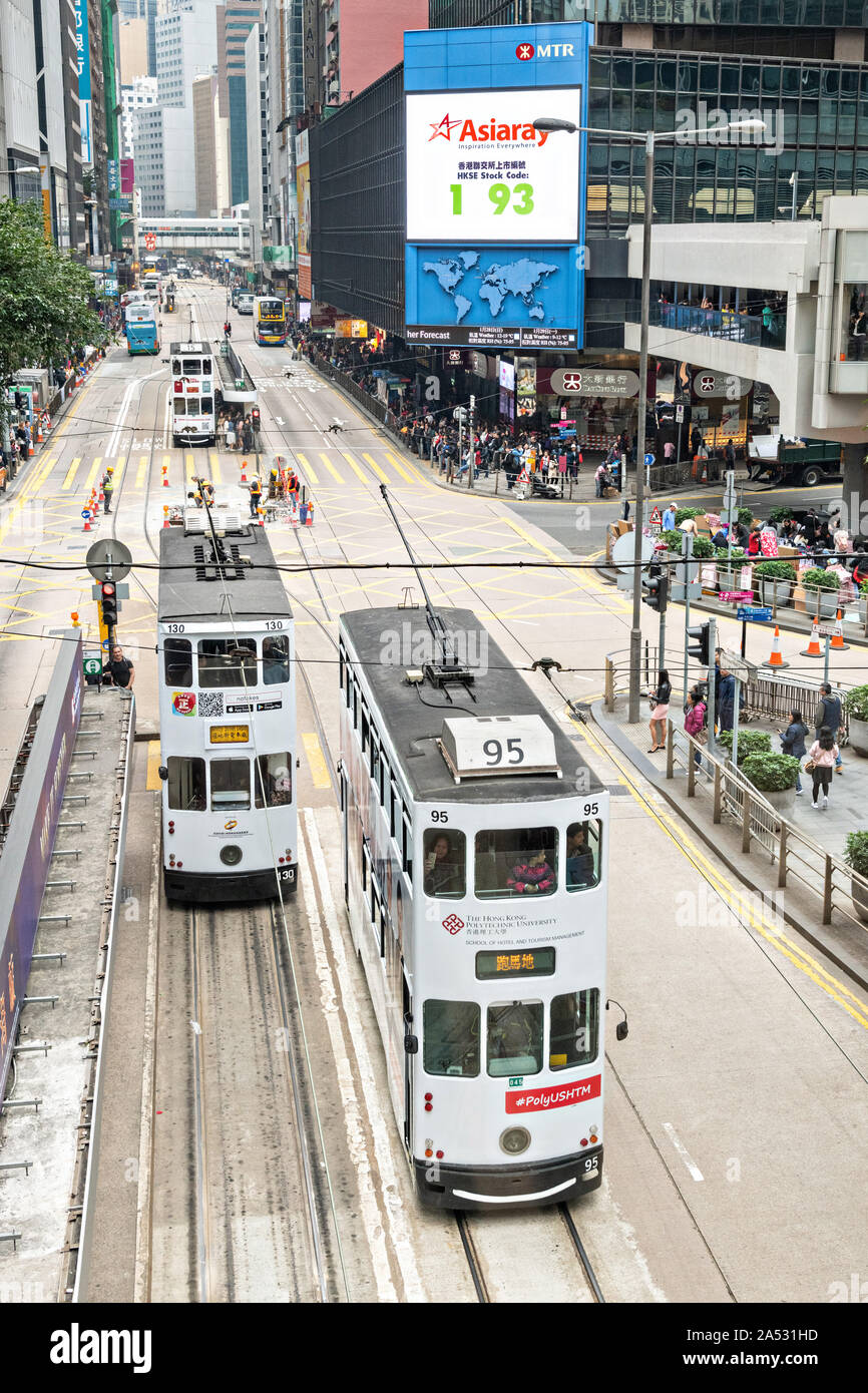 Double Decker historique trams descendent Des Voeux Road dans le quartier central de Hong Kong. Banque D'Images