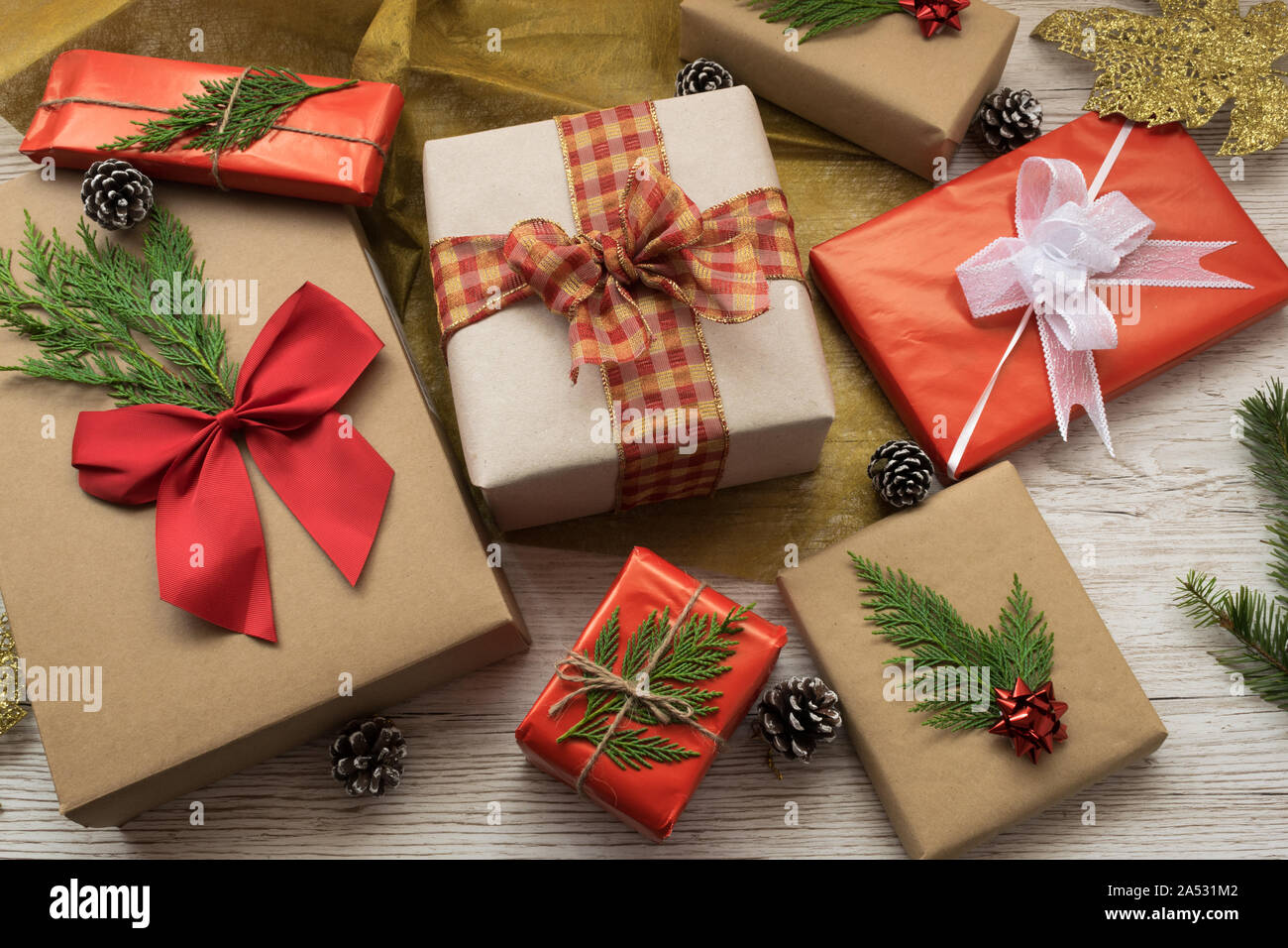 Boîtes cadeaux avec des arcs et des rubans sur un fond de bois Banque D'Images