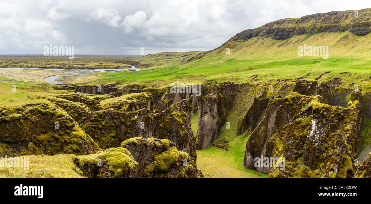 Fjadrargljufur canyon des falaises et les eaux de la rivière Fjadra panorama, le sud de l'Islande Banque D'Images