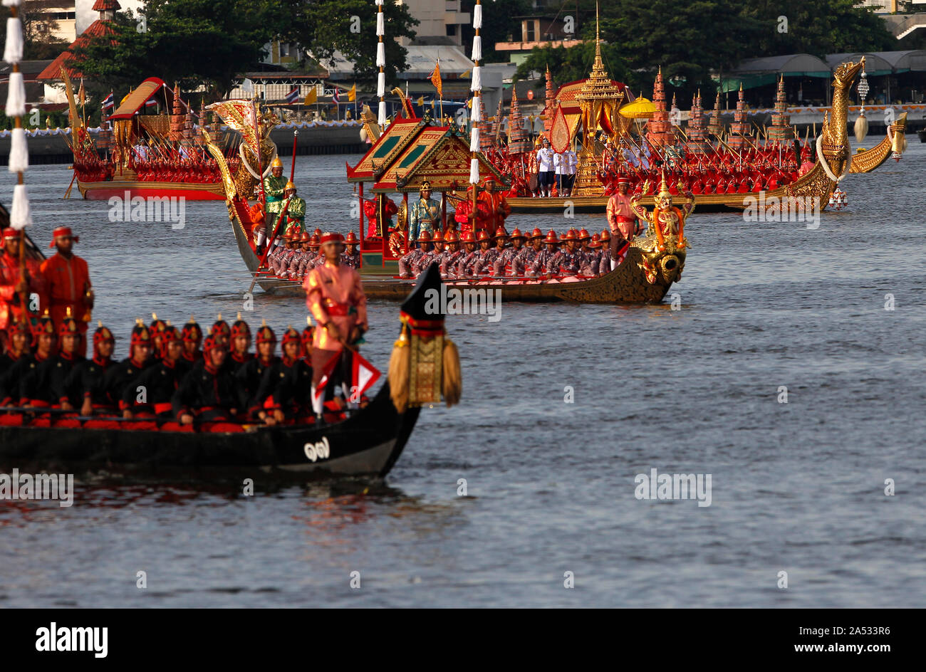 Rameurs Thai royal rangée des chalands sur la rivière Chao Phraya durant la première grande tenue répétitions en avant de la Procession du couronnement royal du Roi de Thaïlande, Maha Vajiralongkorn Bodindradebayavarangkun (Rama X) à Bangkok. Banque D'Images