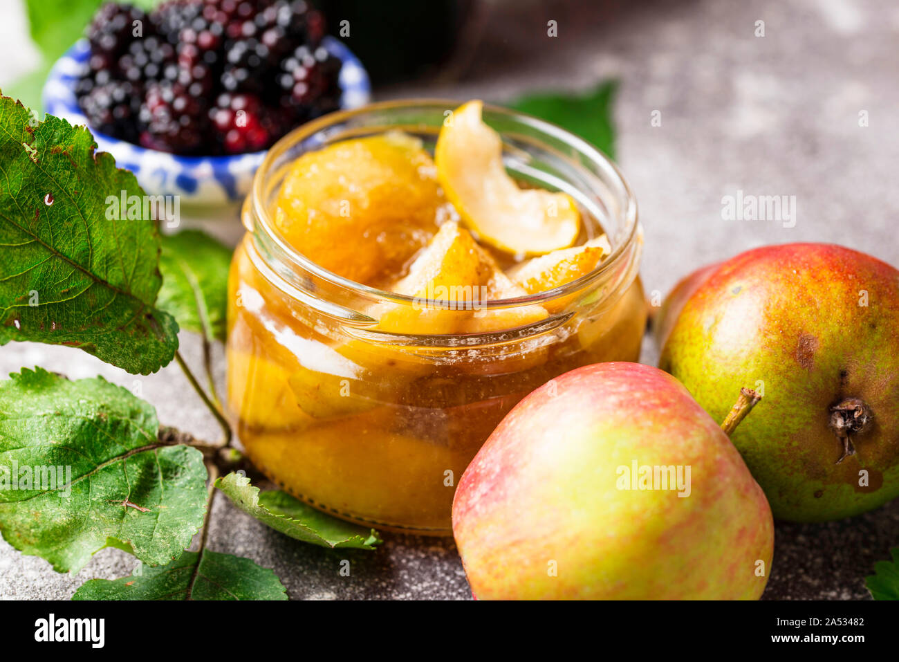 Confiture de pommes dans un bocal en verre Banque D'Images
