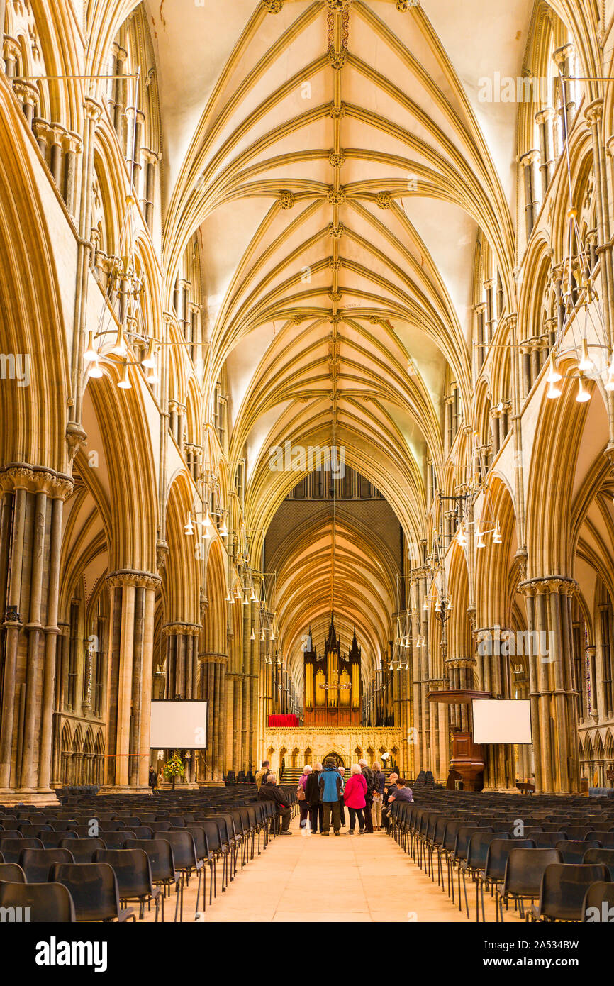 La cathédrale de Lincoln intérieure avec tour à tour guide d'écoute du groupe en UK Banque D'Images