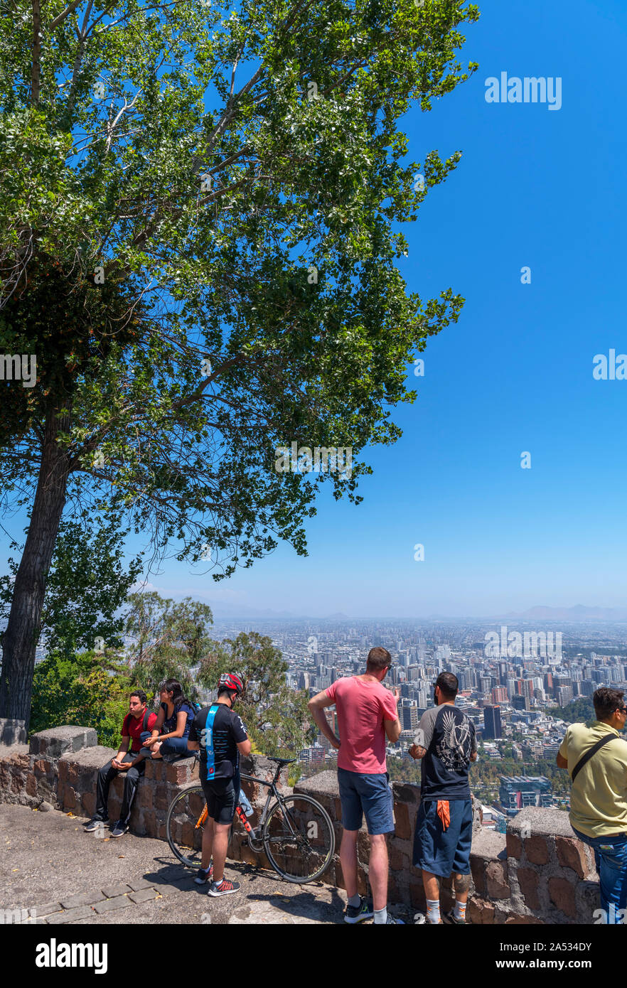 Vue sur la ville depuis le sommet du Cerro San Cristóbal (San Cristobal Hill), Santiago, Chili, Amérique du Sud Banque D'Images