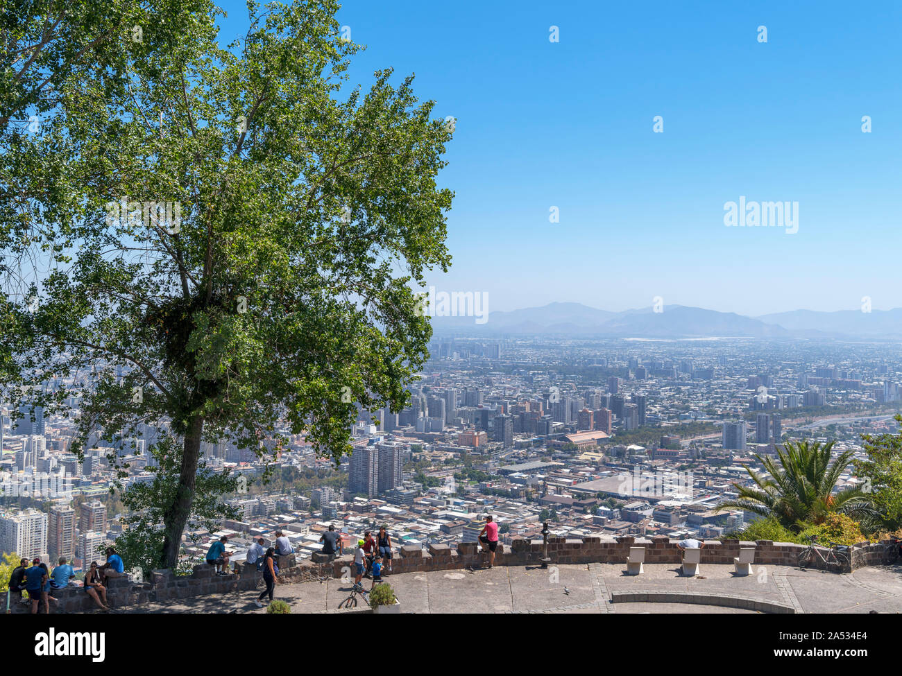Vue sur la ville depuis le sommet du Cerro San Cristóbal (San Cristobal Hill), Santiago, Chili, Amérique du Sud Banque D'Images