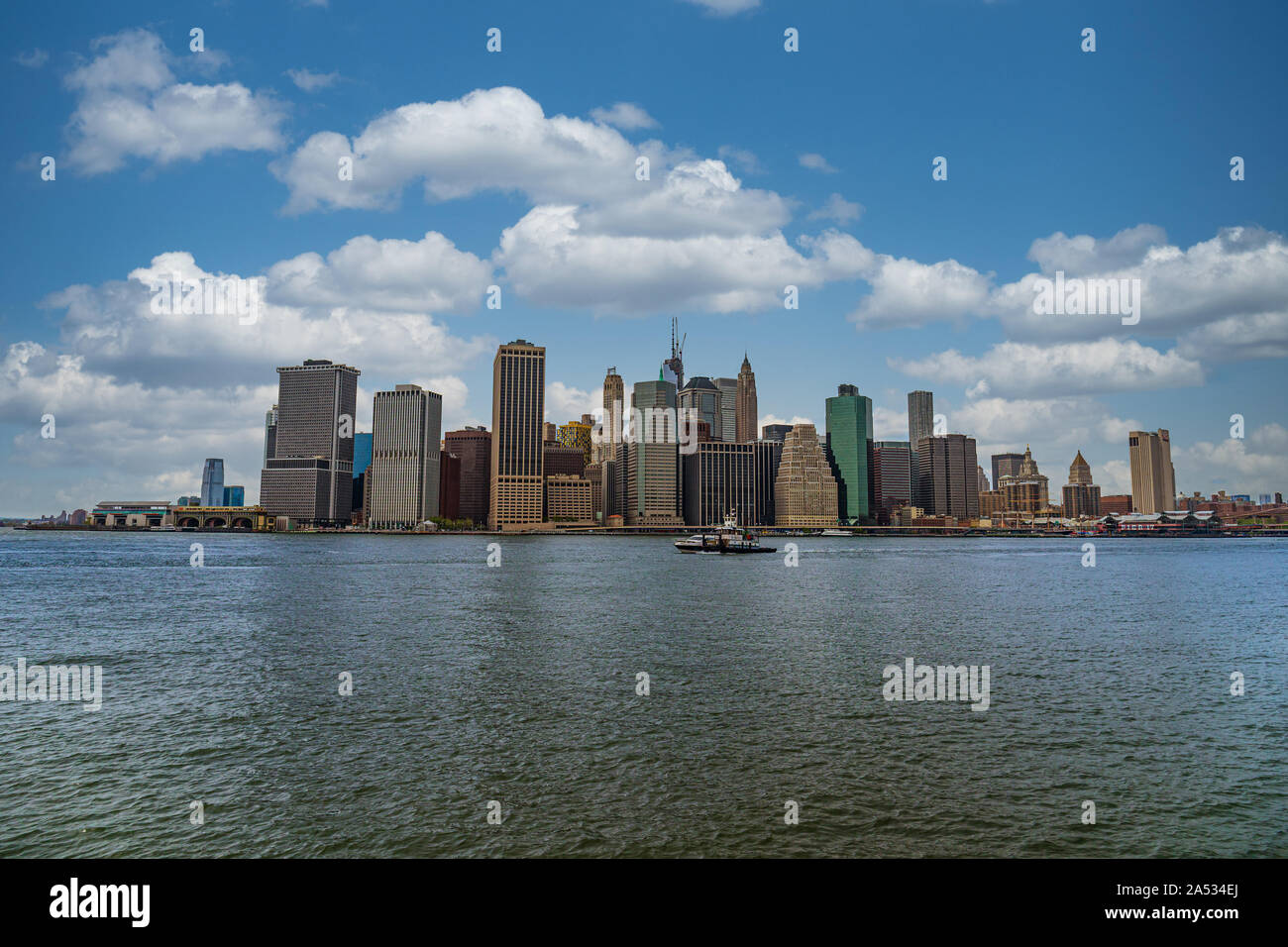 Lower Manhattan à New York City avec ciel bleu Banque D'Images