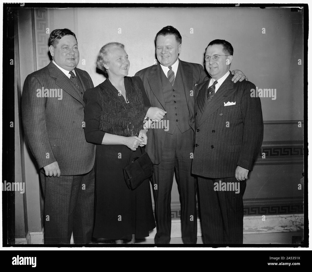 Deux nouveaux membres républicains de la Chambre de l'Ohio prendre place. Washington, D.C., le 5 mars. Récemment victorieux dans leur course à l'adhésion à la chambre basse du Congrès, Mme Frances Payne Bolton, Cleveland, et Harry J. McGregor, West Lafayette, ont prêté serment et ont pris leur place aujourd'hui. Ils sont illustrés d'être accueilli par d'autres collègues de l'Ohio à la Chambre. De gauche à droite : L.L. Rép. Marshall, le membre du Congrès-at-large Banque D'Images