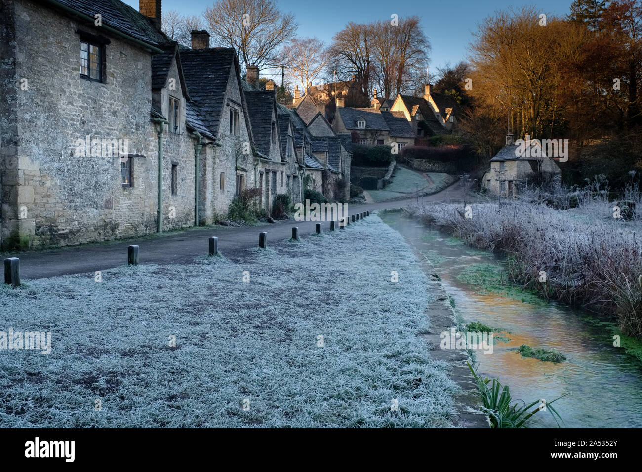 Bibury sur un lever du soleil d'hiver Banque D'Images