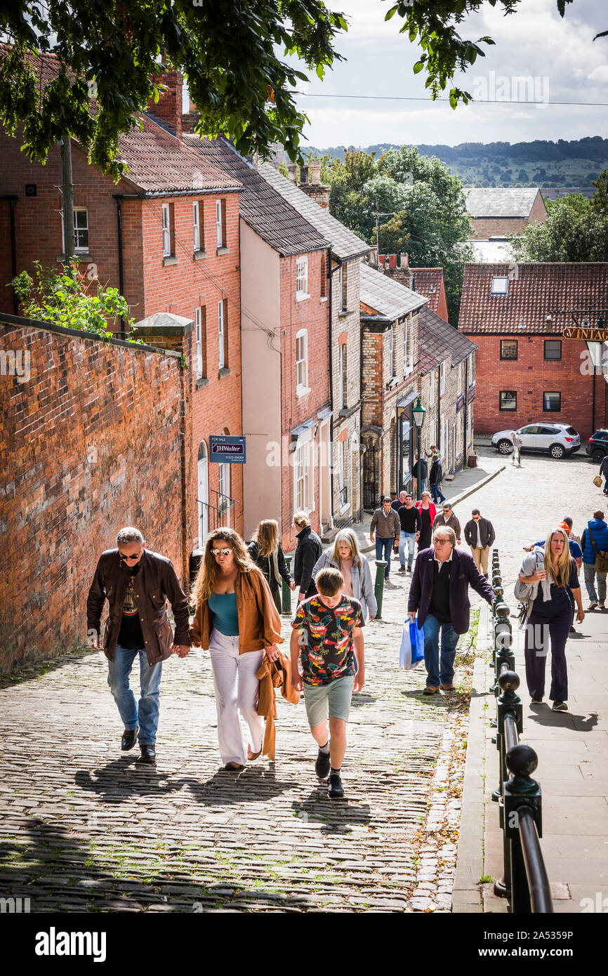 Les touristes de grimper la colline raide à Lincoln city England UK on a sunny day Septembre Banque D'Images
