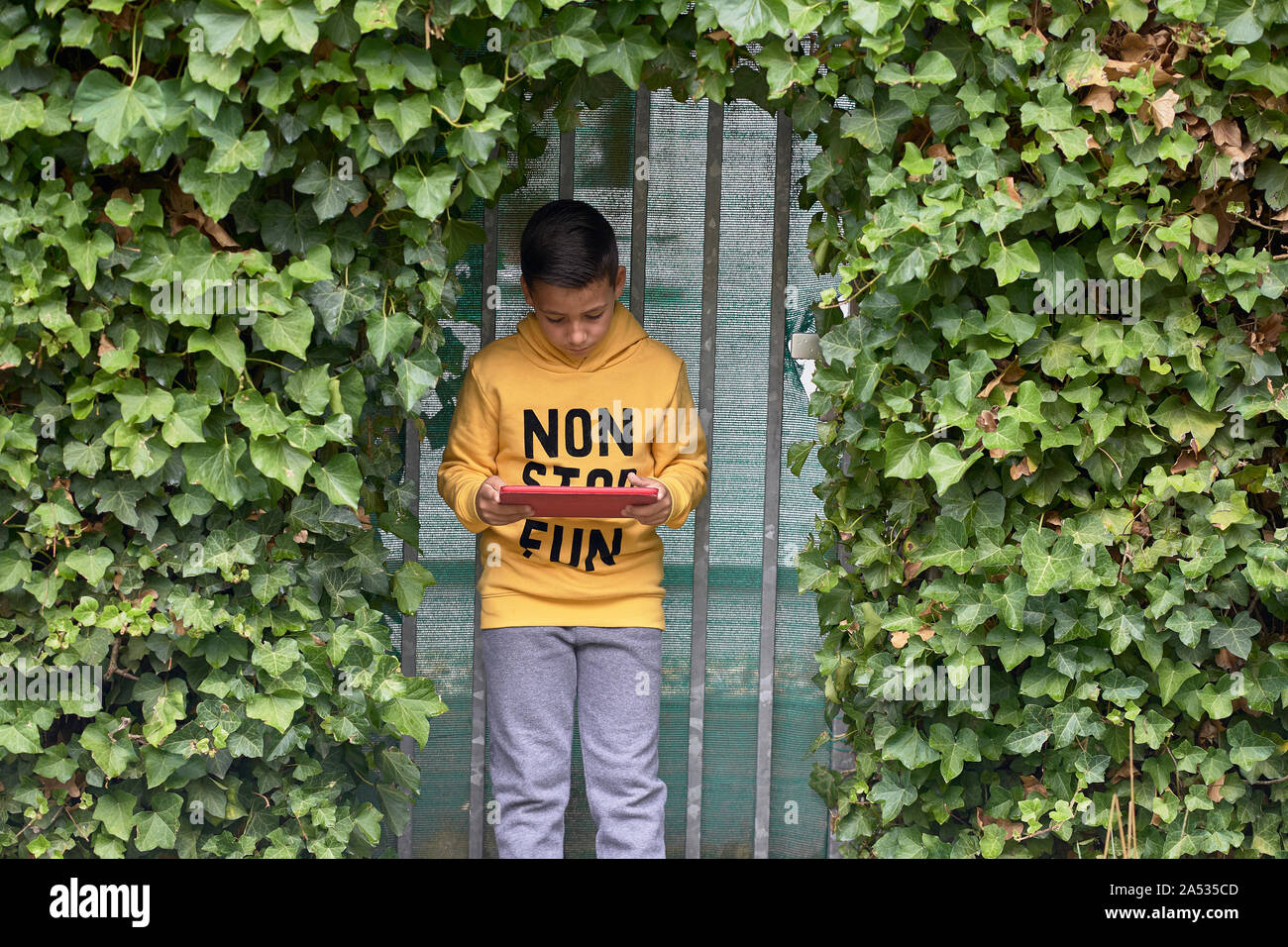 Les yeux vert garçon surf avec internet tablet hid sur rue Banque D'Images
