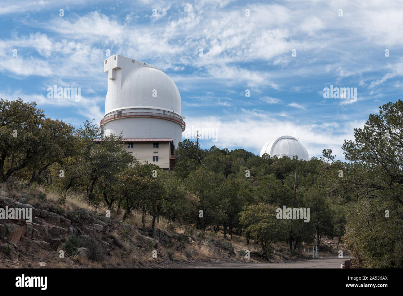 Deux de l'étoile-soleil et de structures à l'Observatoire McDonald, un observatoire astronomique situé près de la localité de Fort Davis à Jeff Davis Comté (Texas) Banque D'Images
