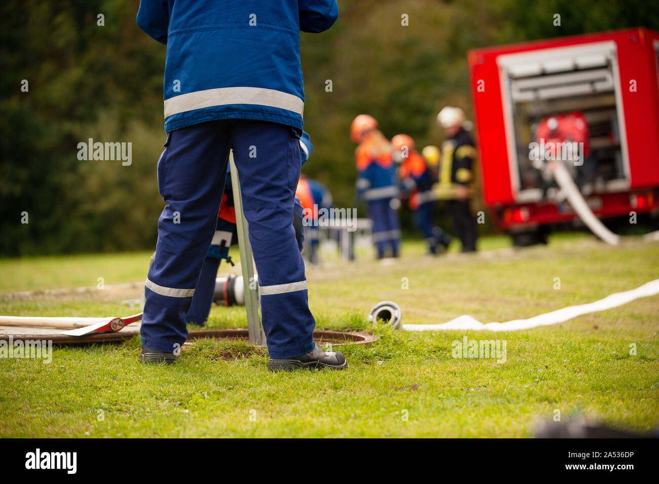 Allemagne, Niederstetten, Baden Wurtemberg. Septembre 2019 Les jeunes pompiers en formation, le pompage de l'eau Banque D'Images