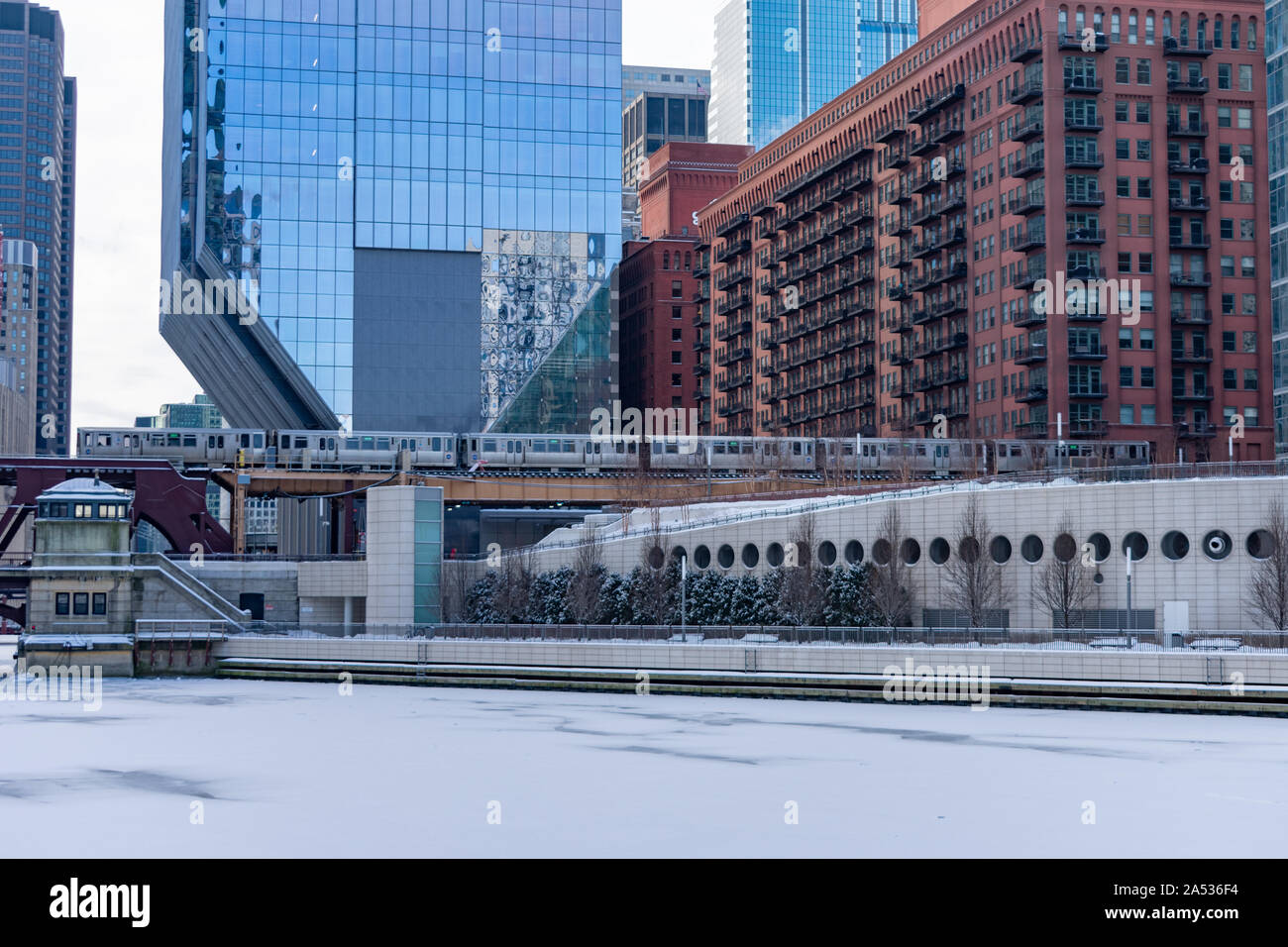 La rivière Chicago se fige après un Vortex polaire qui s'oriente vers le pont de Lake Street avec un train Banque D'Images