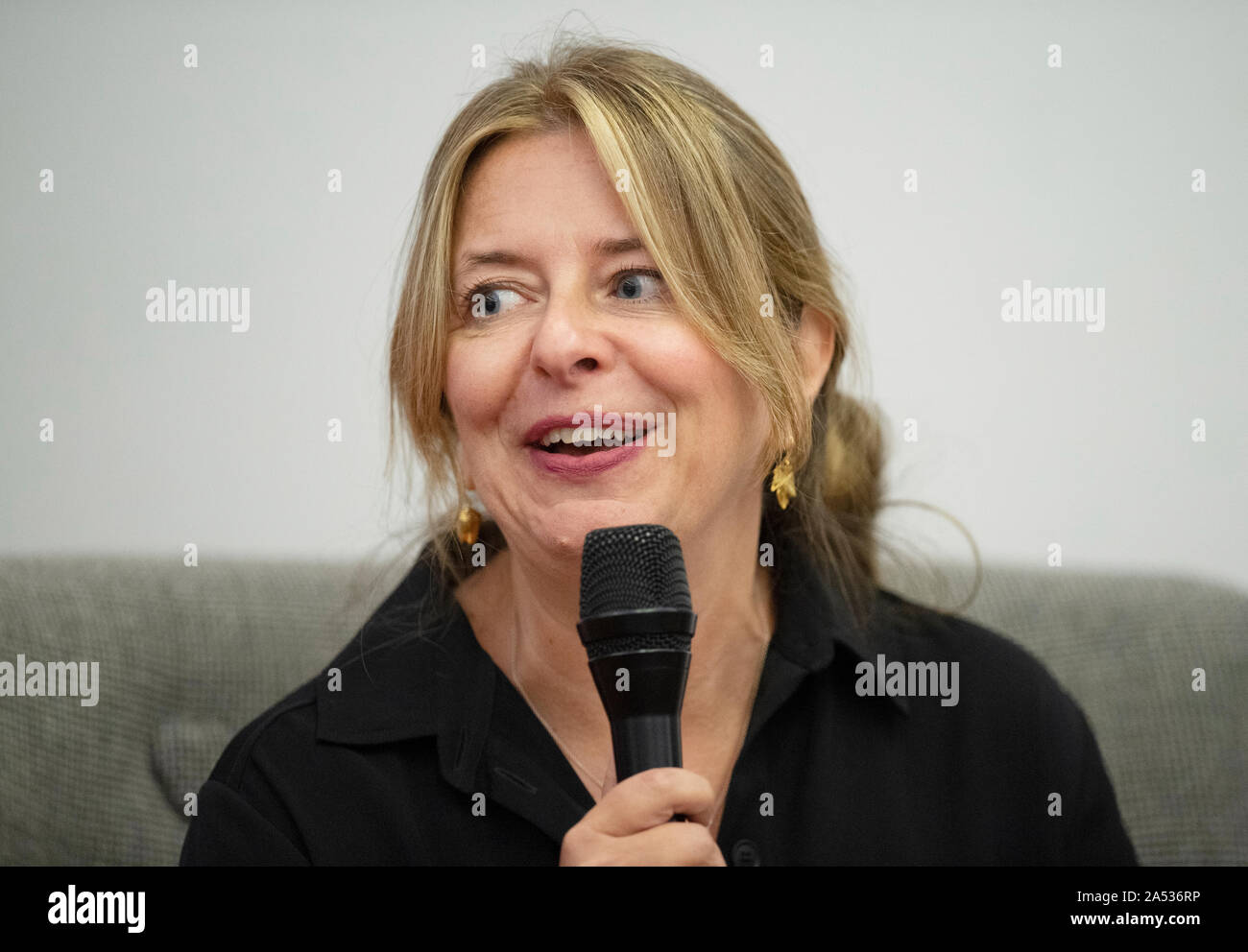 Manchester, UK. 17 Oct, 2019. Rachel Cooke (photo) en conversation avec le romancier et scénariste Deborah Moggach au festival de littérature de Manchester. Credit : Russell Hart/Alamy Live News Banque D'Images