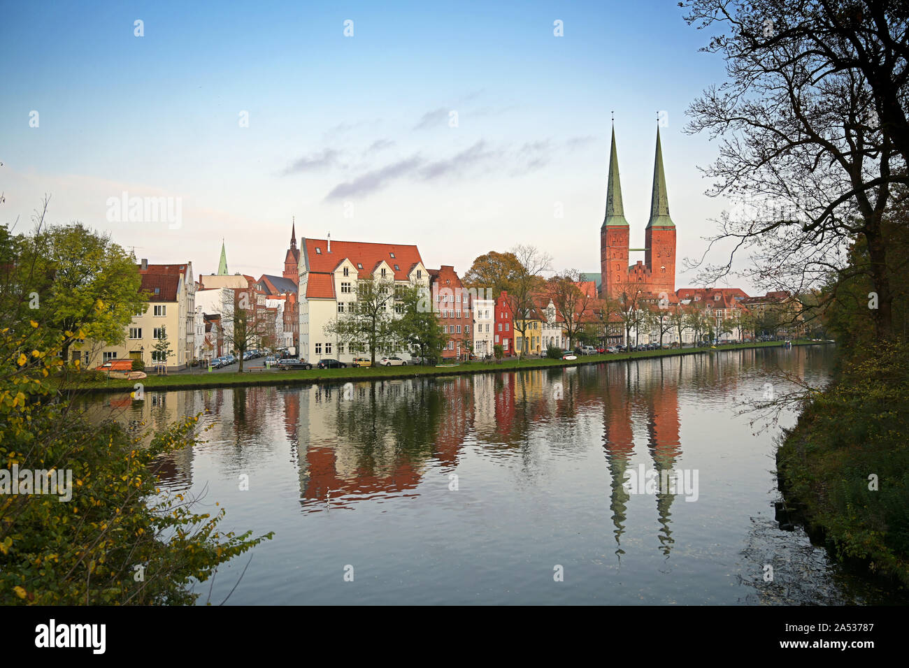 Rues de la vieille ville historique de Lübeck au Malerwinkel, que signifie le coin du peintre, avec les deux tours de la cathédrale, en allemand Dom, re Banque D'Images