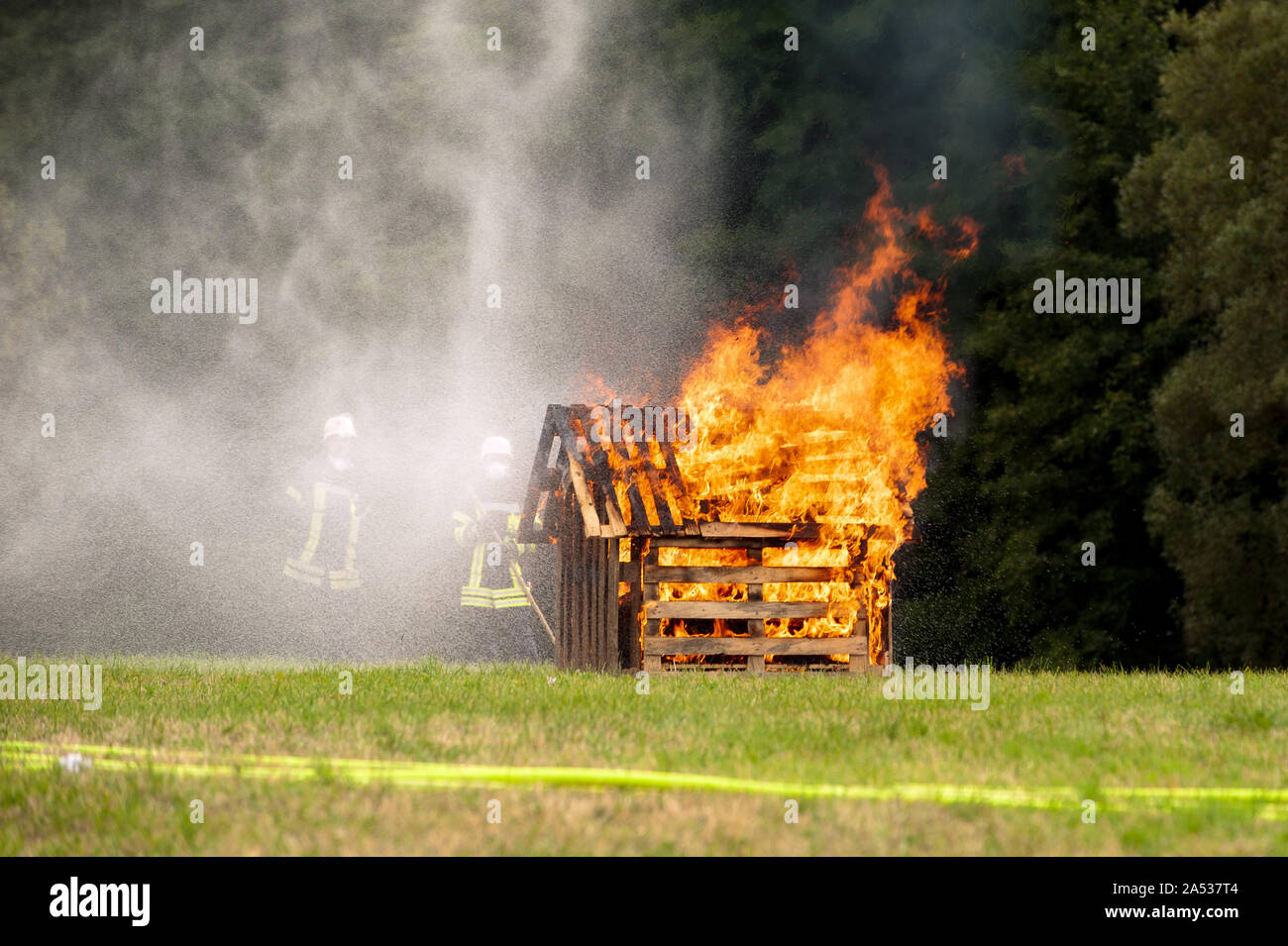 Allemagne, Niederstetten, Baden Wurtemberg. Septembre 2019. Exposition de jeunes pompiers feu lumière firemans Banque D'Images