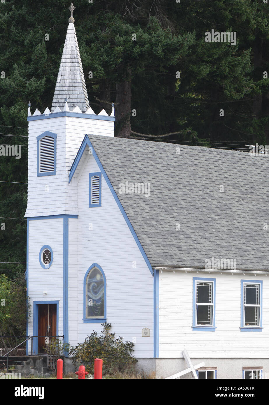 Bâtiment en bois peint en blanc de l'église unie au village de Cape Mudge. Cape Mudge , Quadra Island, Vancouver Island, Colombie-Britannique, Canada. Banque D'Images