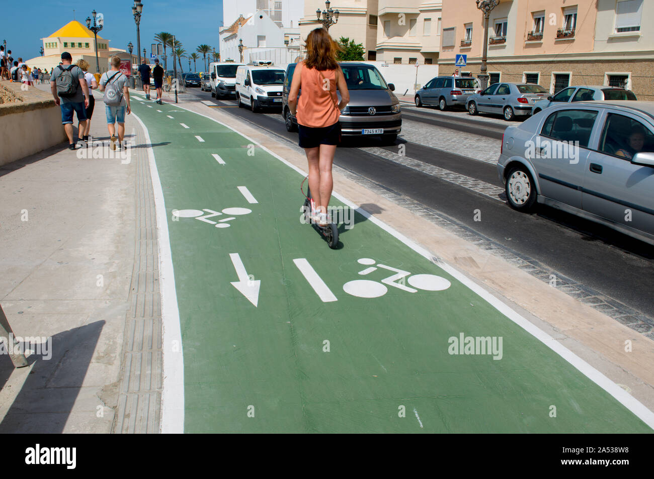 Cadiz-Spain 2019-08-07, deux voies, voie cyclable le long du front de mer  dans la région de Cadiz Espagne Photo Stock - Alamy