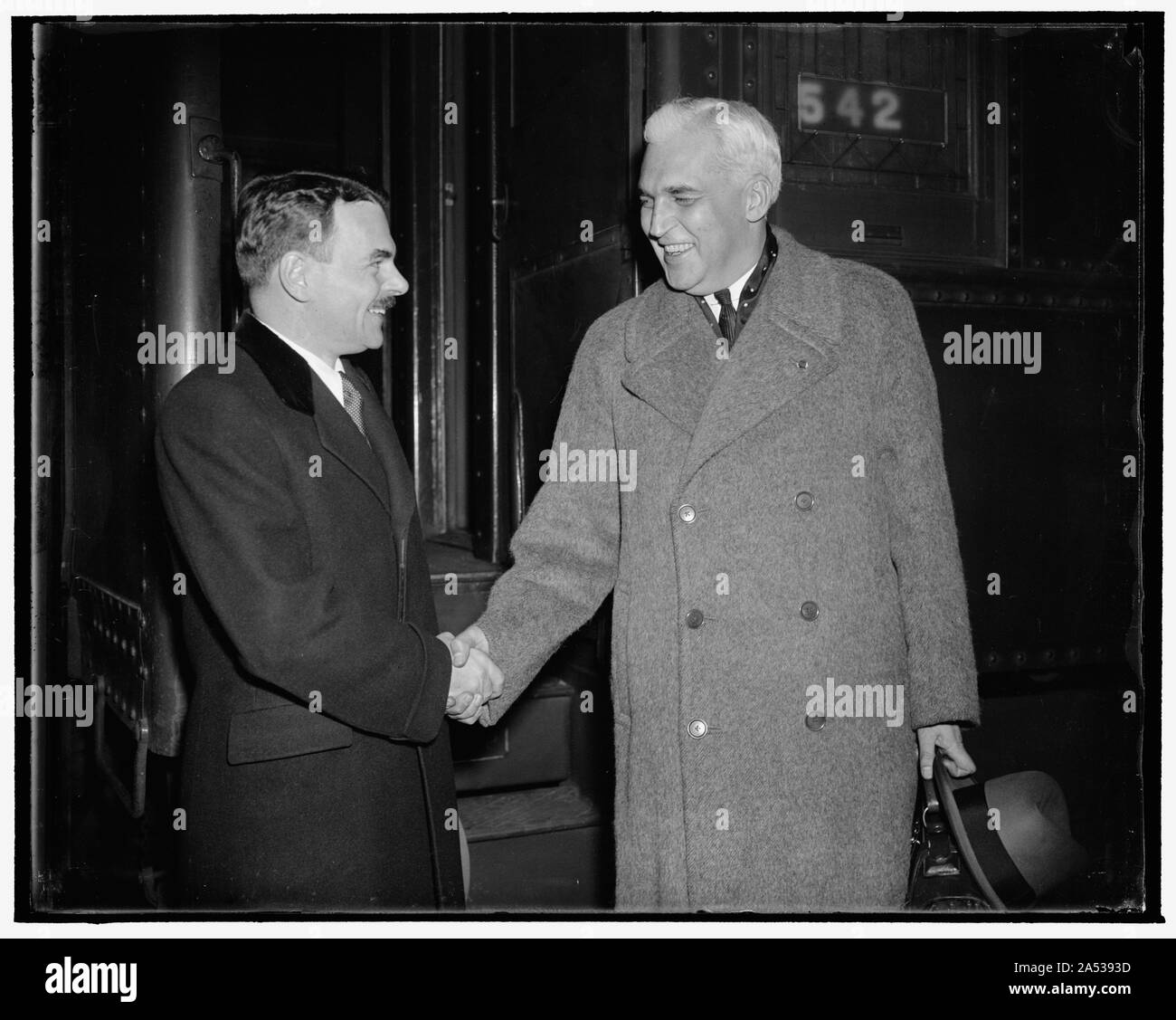 Deux possibilités d'arriver à l'élection présidentielle sur le capital même train. Washington, D.C., le 8 décembre. Thomas E. Dewey, qui a récemment annoncé sa candidature à l'investiture républicaine, et Paul C. McNutt, administrateur de la sécurité sociale, à la fois est venu à la ville ce soir sur le même train. Dewey est venu assister à la course de demain soir, dîner et McNutt revient à reprendre ses fonctions officielles Banque D'Images