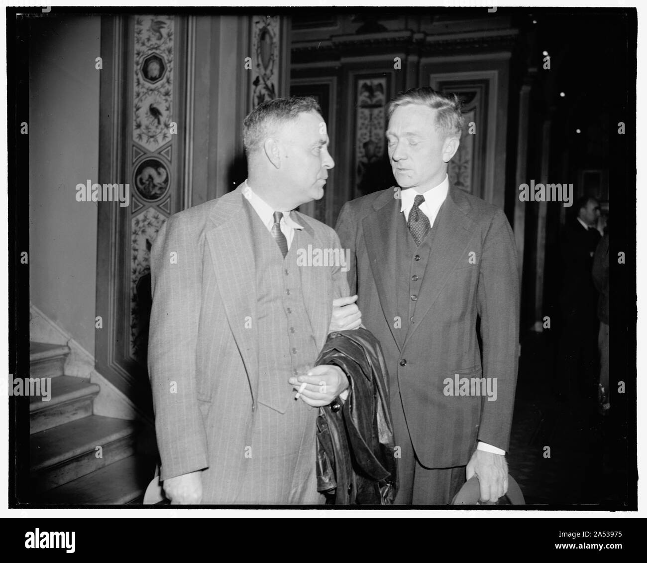 Deux cas probables de nouveaux juges de tribunaux des États-Unis a examiné ce matin par le Sénat. Washington, D.C., le 27 mars. Wiley Blount Rutledge, Jr., Doyen de l'Université de l'Iowa's Law School et membre nommé par la Cour suprême d'Appel du District de Columbia et William O. Douglas, personne nommée à la Cour suprême des États-Unis. Douglas a été confirmé, alors que le nom de Rutledge a été reportée jusqu'à ce que le comité se réunit à nouveau. 3-27-39 Banque D'Images Deux cas probables de nouveaux juges de tribunaux des États-Unis a examiné ce matin par le Sénat. Washington, D.C., le 27 mars. Wiley Blount Rutledge, Jr., Doyen de l'Université de l'Iowa's Law School et membre nommé par la Cour suprême d'Appel du District de Columbia et William O. Douglas, personne nommée à la Cour suprême des États-Unis. Douglas a été confirmé, alors que le nom de Rutledge a été reportée jusqu'à ce que le comité se réunit à nouveau. 3-27-39 Banque D'Images