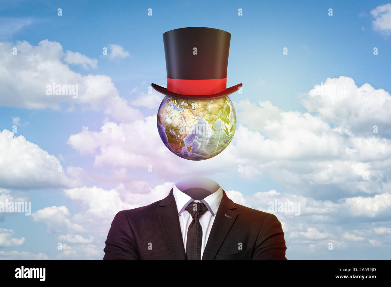Businessman with earth globe et chapeau sur la tête au lieu de ciel bleu et  des nuages blancs de fond Photo Stock - Alamy