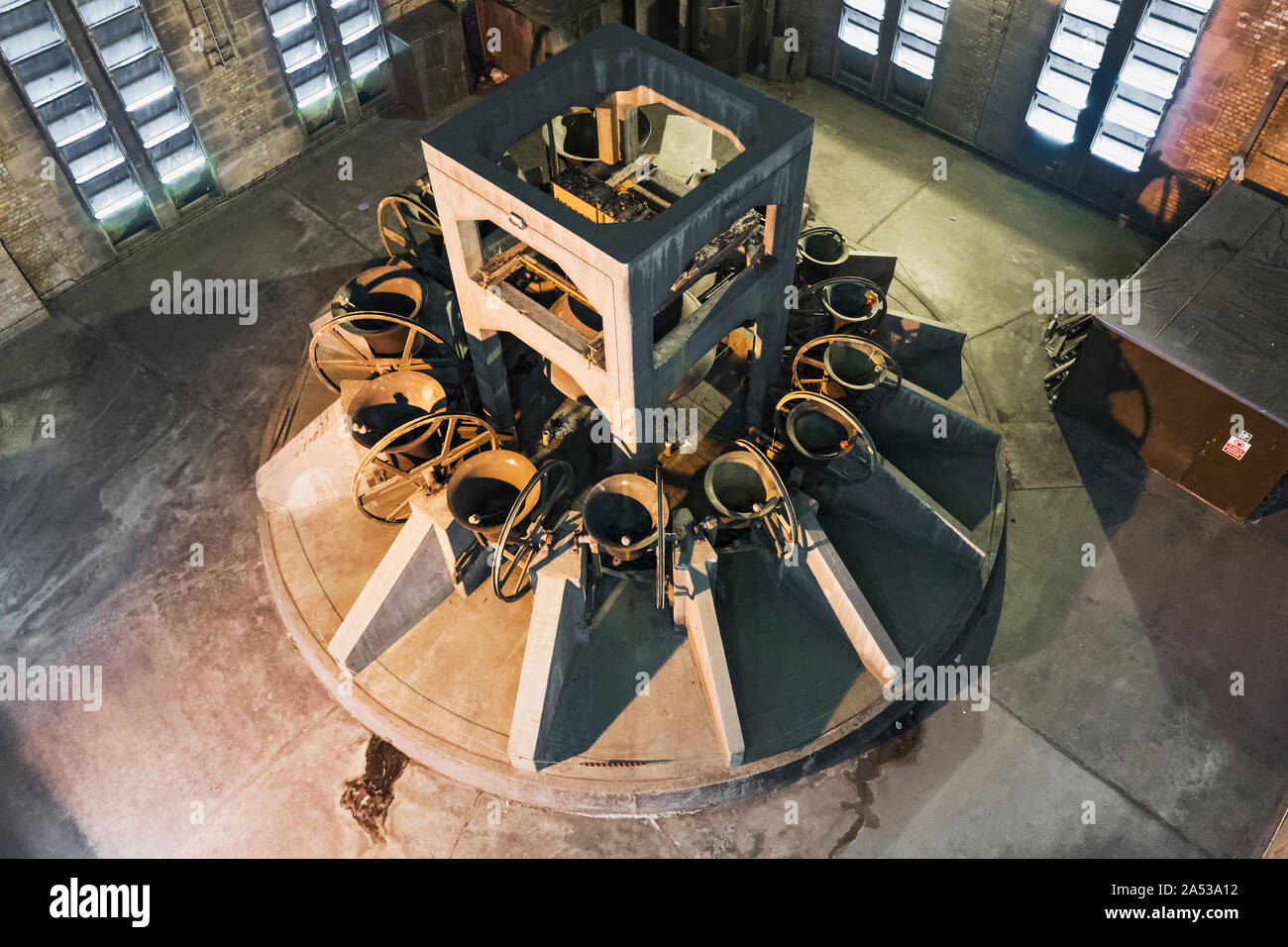 Chambre Bell at Liverpool Cathédrale montrant le bourdon (Bell) Great George entouré par les 13 cloches Bartlett ; la plus haute et la plus lourde en sonnerie peal Banque D'Images