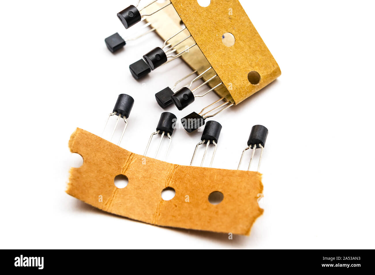 Pile de transistors de faible puissance dans le paquet d'-92 sur un fond blanc Banque D'Images