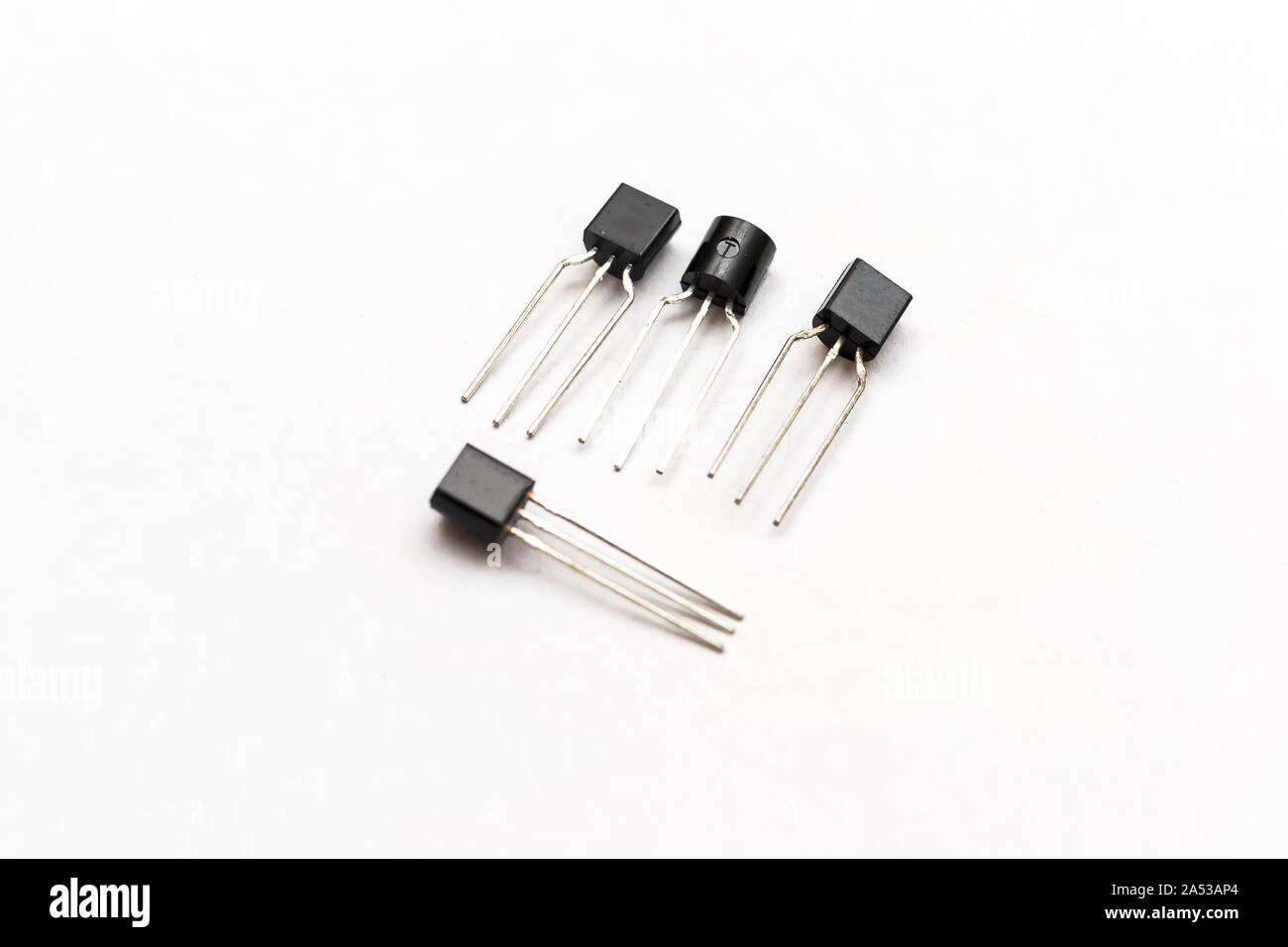 Pile de transistors de faible puissance dans le paquet d'-92 sur un fond blanc Banque D'Images