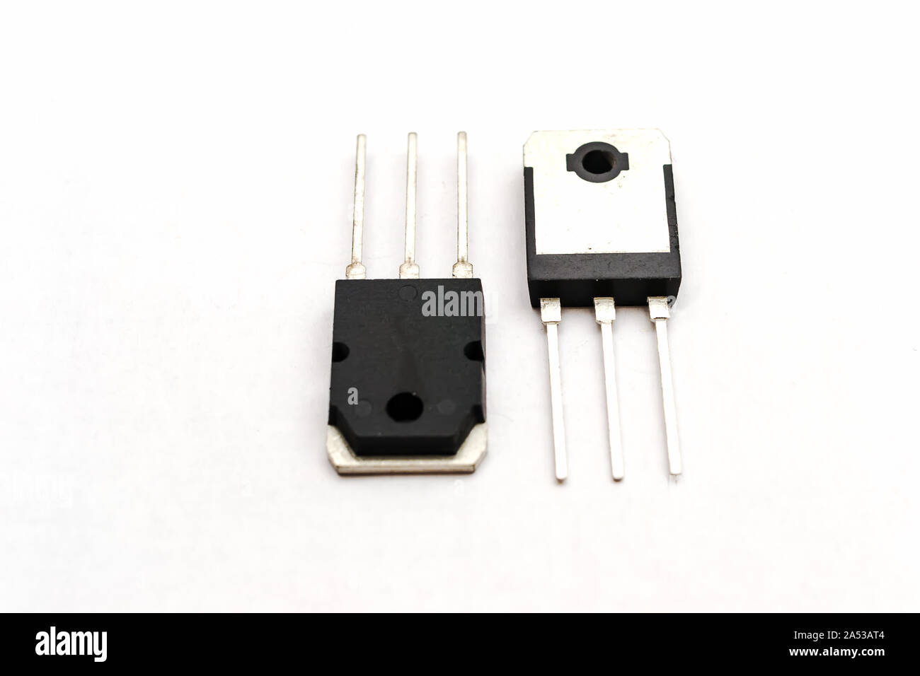 Transistor de puissance - paquet À-3P sur un fond blanc Banque D'Images