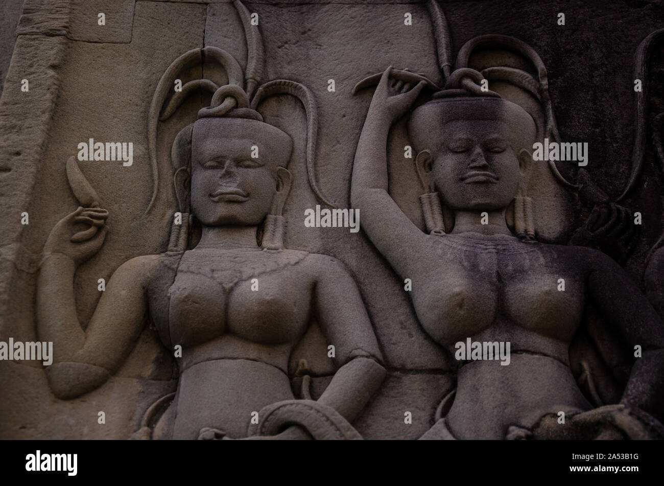 Sculptures sur pierre mur du temple de l'ancienne civilisation au Cambodge Banque D'Images
