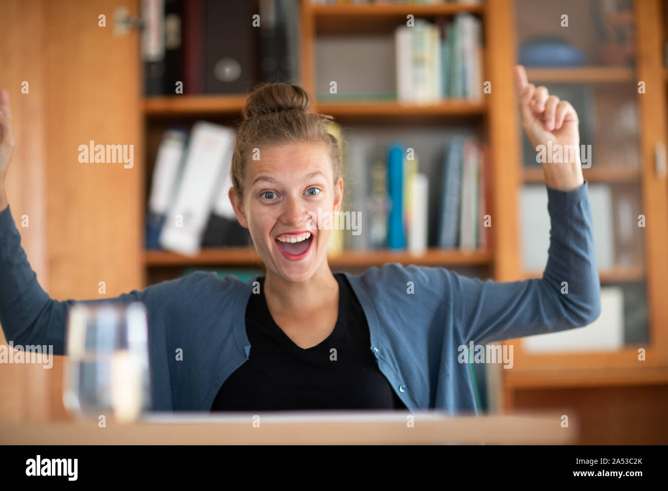 L'apprentissage des élèves dans une bibliothèque avec succès Banque D'Images