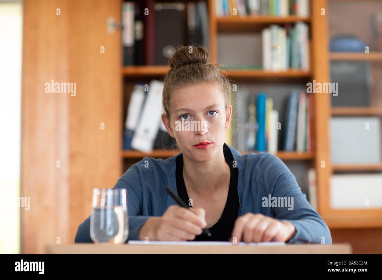 L'apprentissage des élèves dans une bibliothèque Banque D'Images
