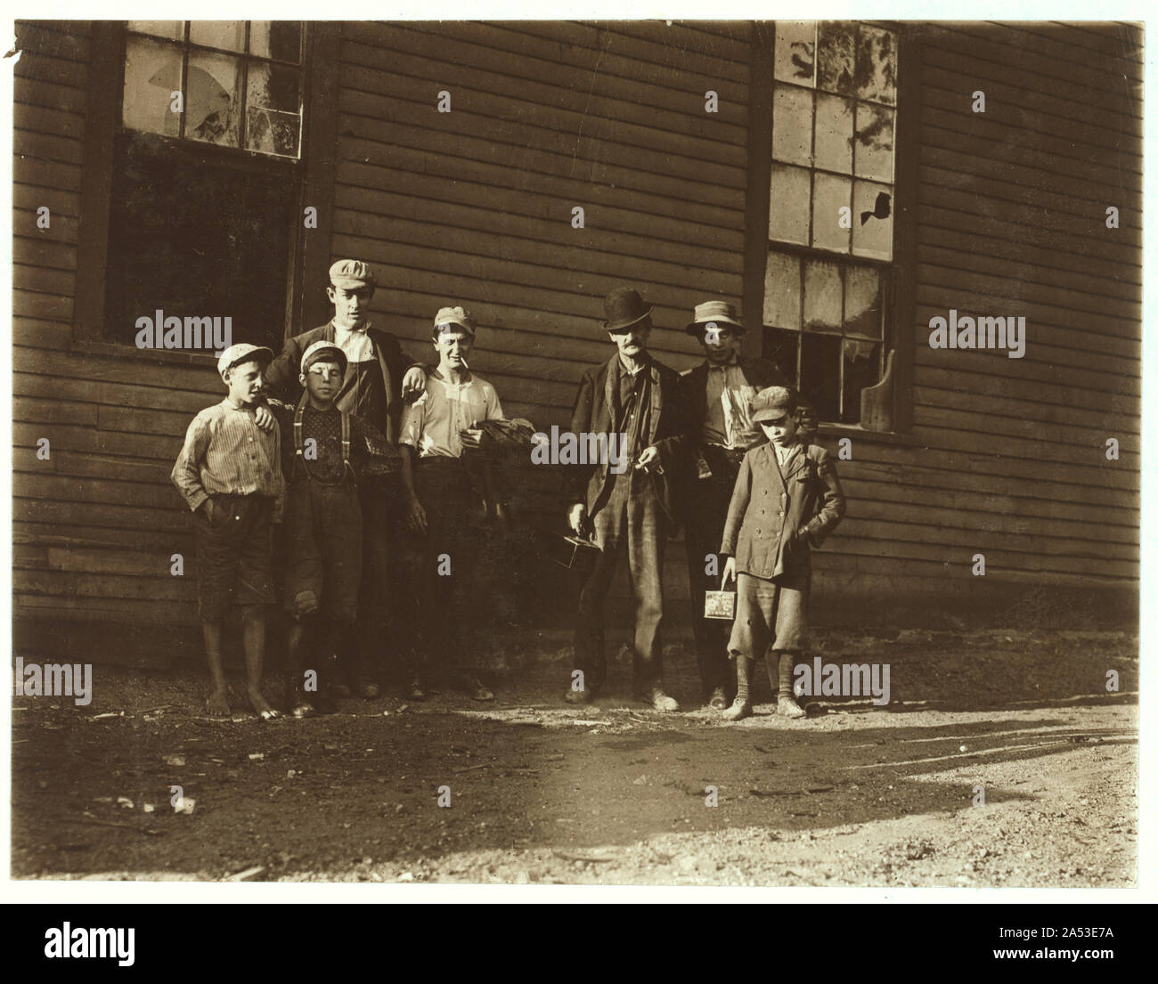 Deux plus petits garçons travaillant pour le travail du bois de Champlain, Burlington (Vermont), le travail du bois. Résumé : des photographies sur les dossiers de la Commission nationale sur le travail des enfants (États-Unis) Banque D'Images