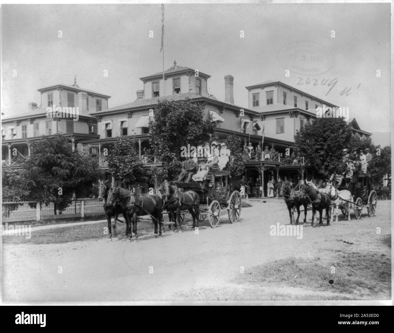 Étape deux entraîneurs chargé avec des personnes en face des hôtels, Saratoga Springs, N.Y. Banque D'Images