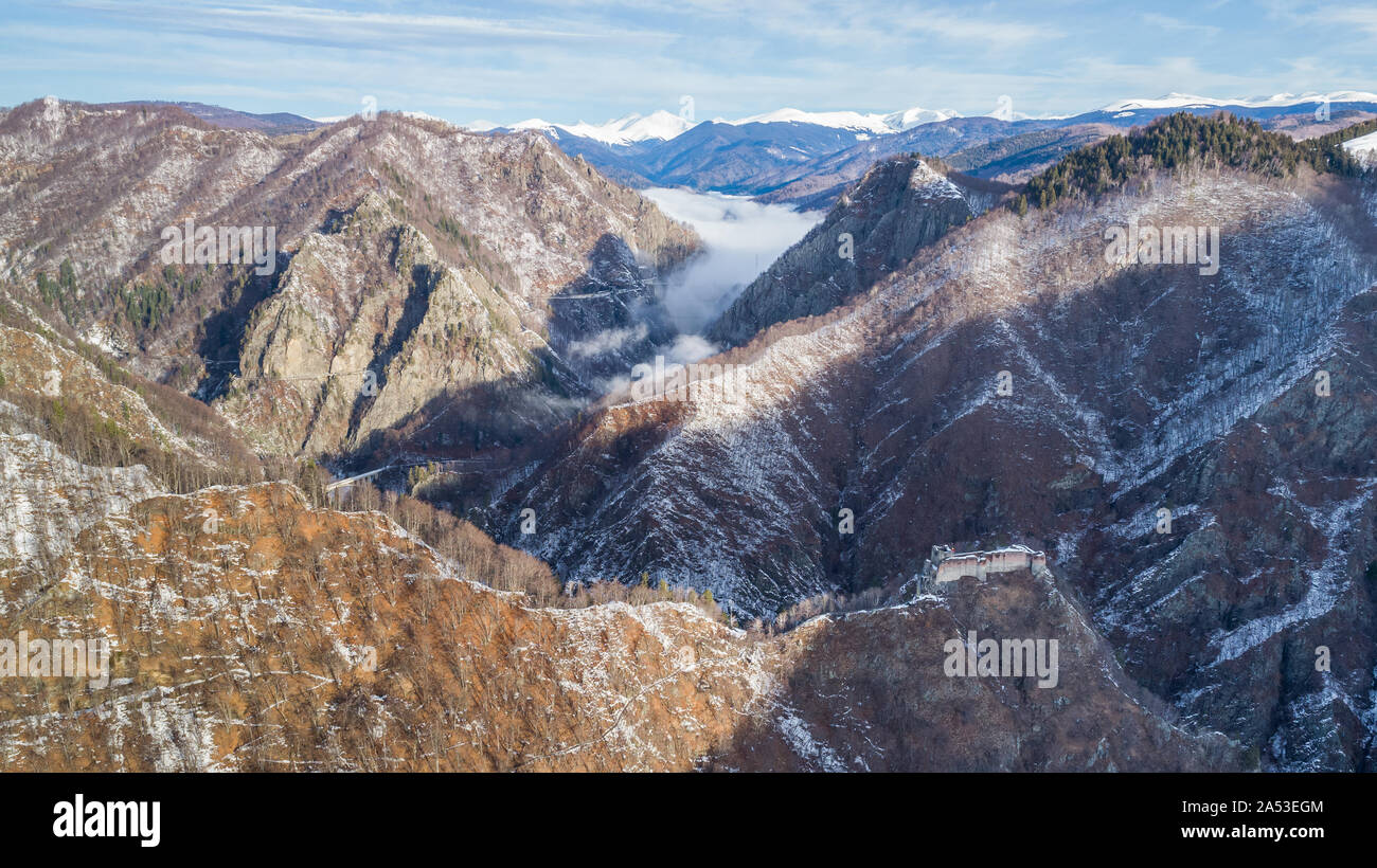 Vue aérienne de la forteresse de Poenari ruinée, Roumanie Banque D'Images