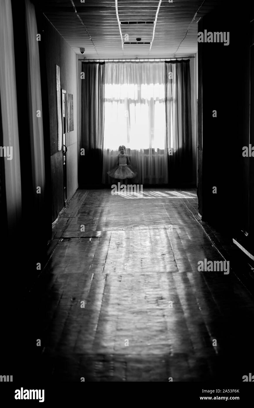 KHARKIV, UKRAINE - mars 6, 2019 : Silhouette d'une jeune fille dans un couloir sombre Banque D'Images