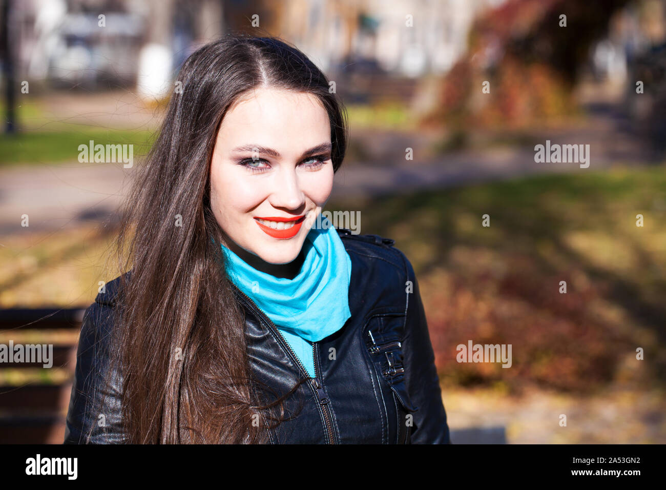 Portrait d'une belle jeune femme brune dans une veste en cuir noire sur fond de rue d'automne Banque D'Images