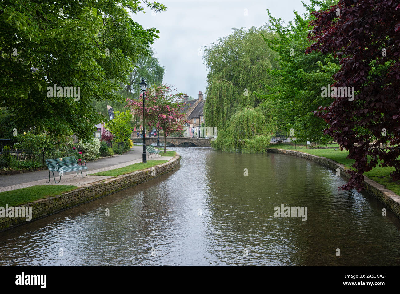 Passerelle en pierre de l'autre côté de la rivière Windrush en Bourton-on-the-water, également connu comme la Venise du Cotswolds - Gloucestershire - Angleterre - Royaume-Uni Banque D'Images