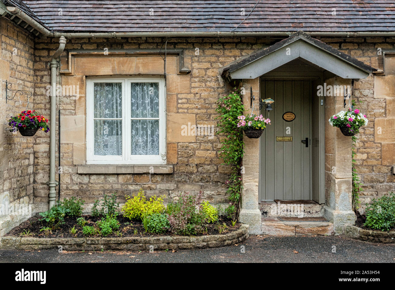 Chalets traditionnels en pierre de Cotswold construit de calcaire jaune distinctif, dans le magnifique village de Bibury, Gloucestershire, Angleterre Banque D'Images