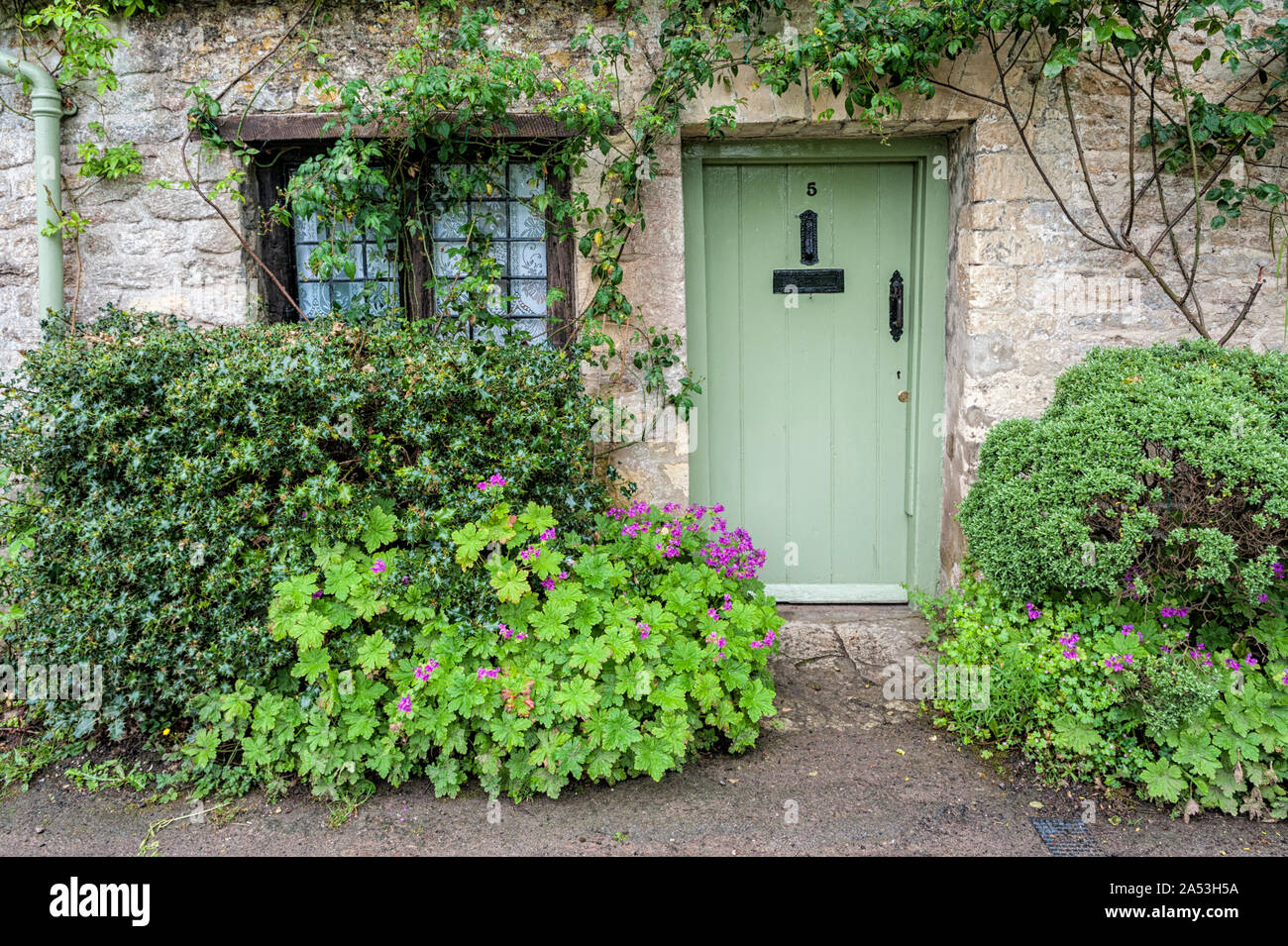 Chalets traditionnels en pierre de Cotswold construit de calcaire jaune distinctif dans le monde célèbre Arlington Row, Bibury, Gloucestershire, Angleterre Banque D'Images