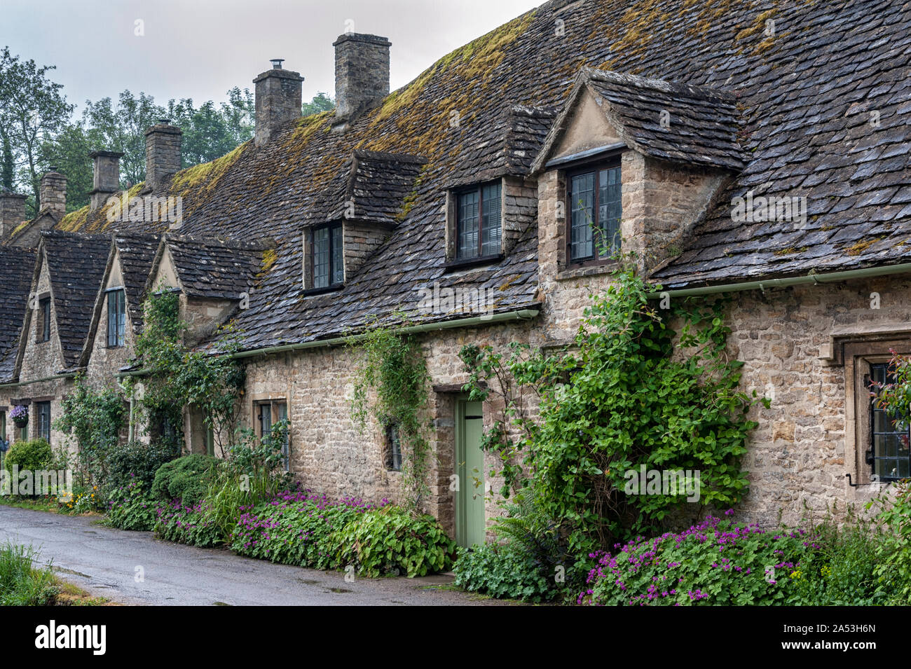 Chalets traditionnels en pierre de Cotswold construit de calcaire jaune distinctif dans le monde célèbre Arlington Row, Bibury, Gloucestershire, Angleterre Banque D'Images