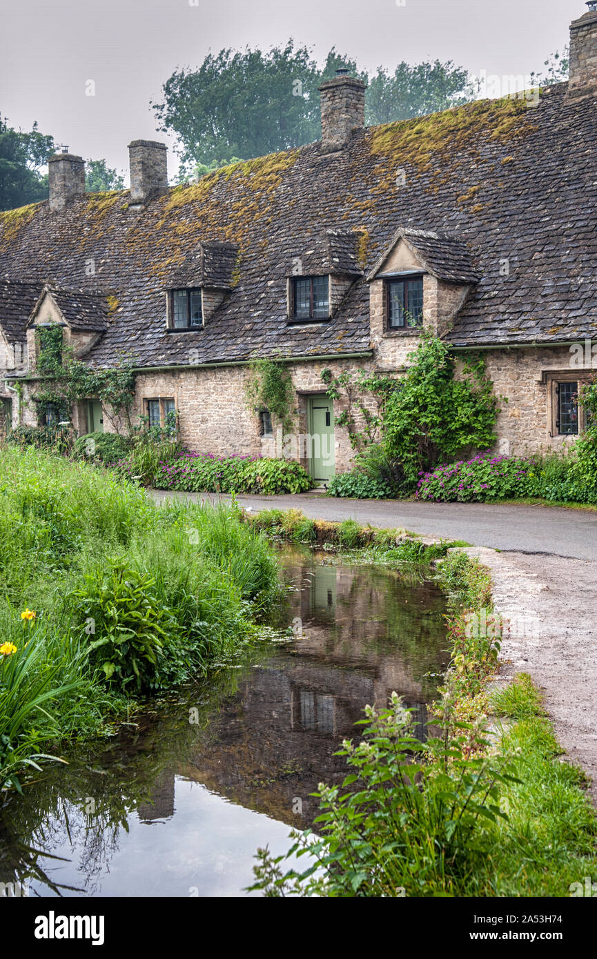 Chalets traditionnels en pierre de Cotswold construit de calcaire jaune distinctif dans le monde célèbre Arlington Row, Bibury, Gloucestershire, Angleterre Banque D'Images