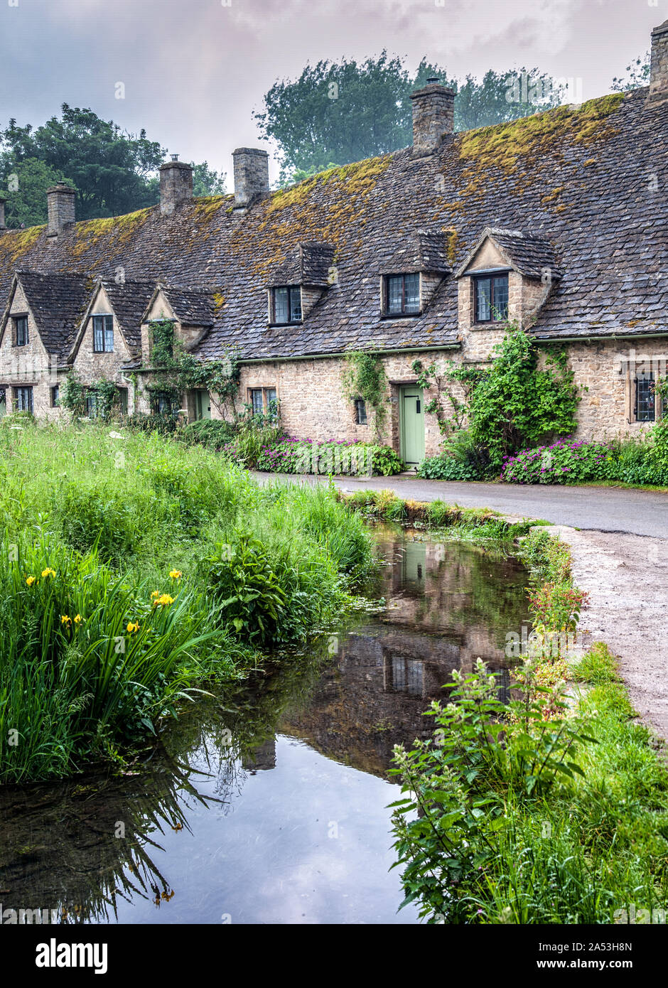 Chalets traditionnels en pierre de Cotswold construit de calcaire jaune distinctif dans le monde célèbre Arlington Row, Bibury, Gloucestershire, Angleterre Banque D'Images