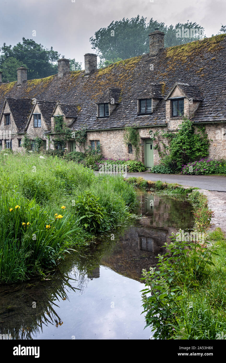 Chalets traditionnels en pierre de Cotswold construit de calcaire jaune distinctif dans le monde célèbre Arlington Row, Bibury, Gloucestershire, Angleterre Banque D'Images