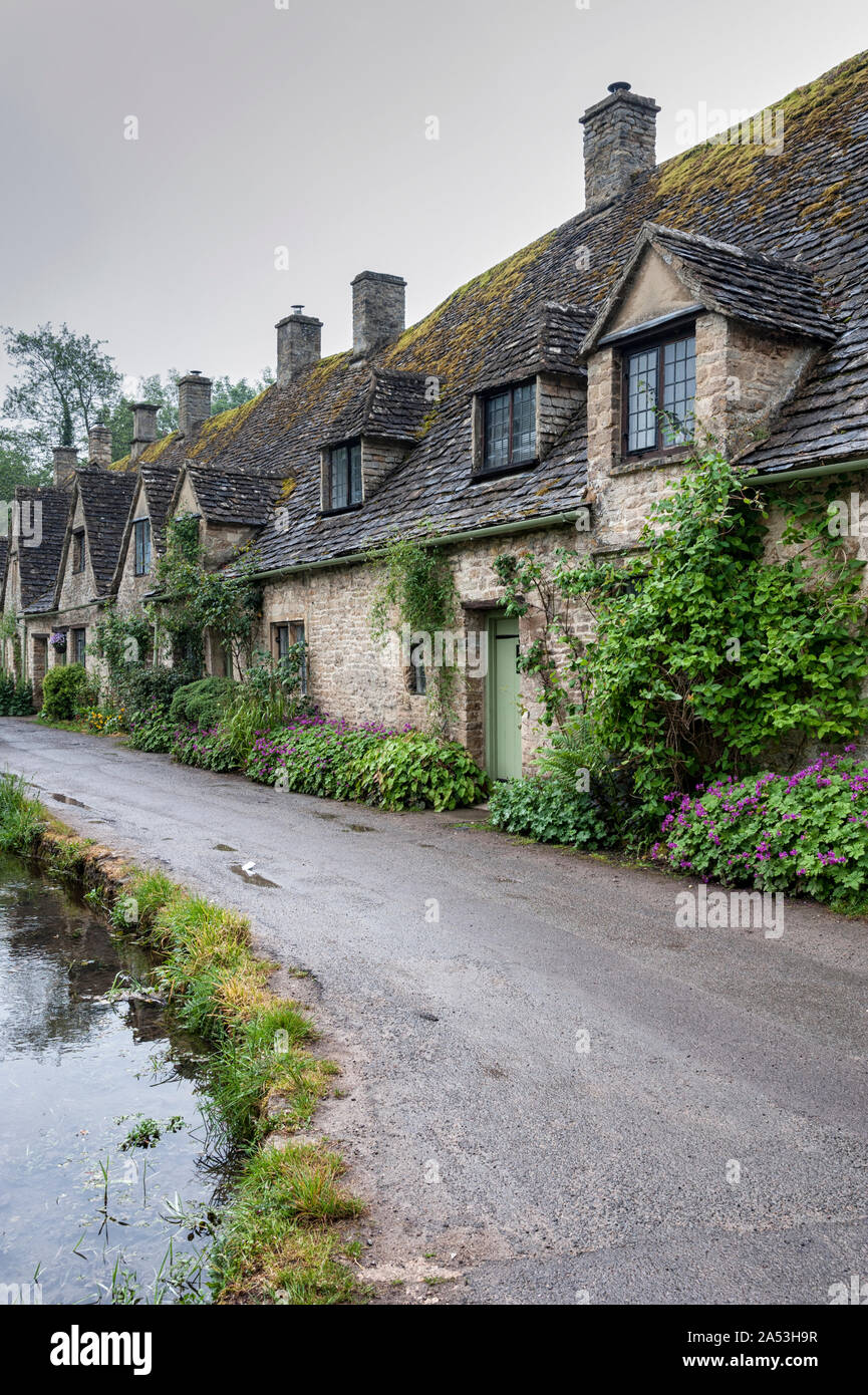 Chalets traditionnels en pierre de Cotswold construit de calcaire jaune distinctif dans le monde célèbre Arlington Row, Bibury, Gloucestershire, Angleterre Banque D'Images